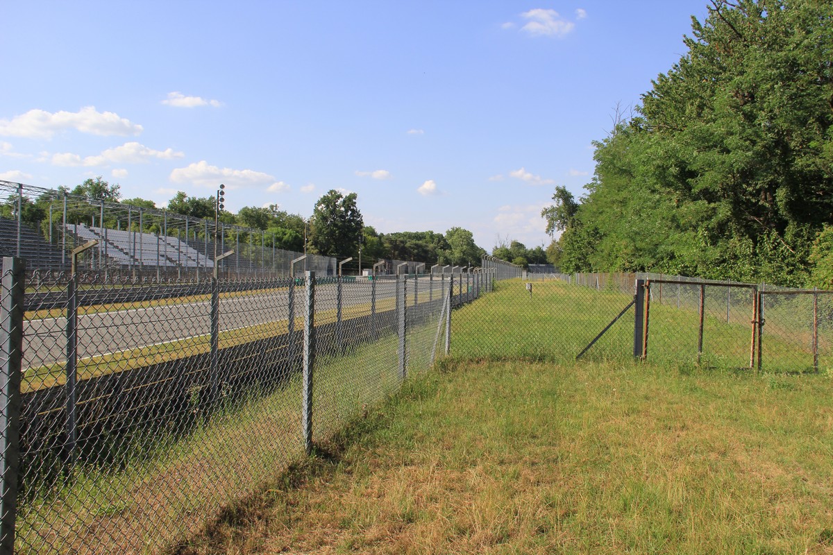 Autodromo di Monza - Come si vede la pista dalla zona prato dietro ai box